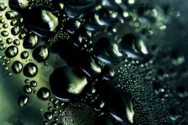 晶莹剔透的水滴纹理图片下载