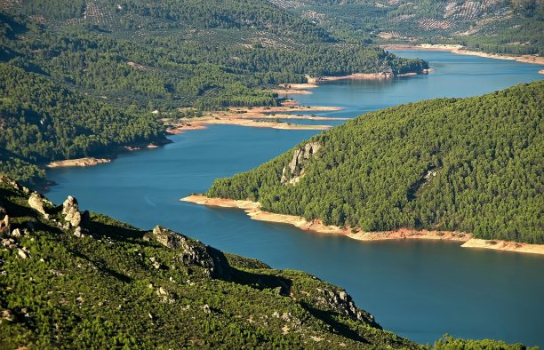 特兰科水库，在塞拉斯德卡佐拉，塞古拉和别墅。图片下载