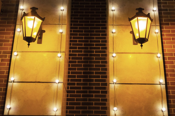 带有两盏射灯的旧红砖墙。光。背景纹理特写镜头图片下载