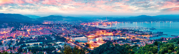 拉斯佩齐亚港口和城市美妙的春天全景。色彩斑斓的地中海日出，利古里亚，意大利，欧洲。壮观的地中海风景。艺术风格后期处理照片。图片下载