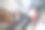在购物中心的自动扶梯上被人们模糊了图片下载