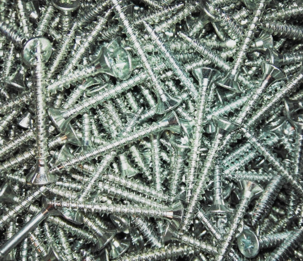 金属背景与堆螺丝工业产品图片下载