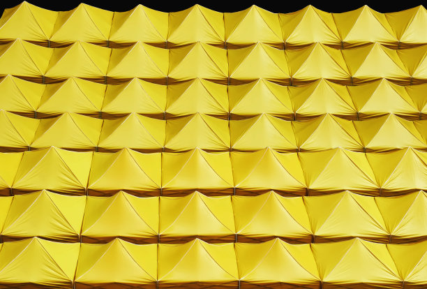 全框架背景黄色帆布屋顶孤立在黑色图片下载