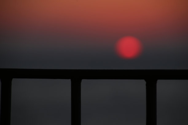 篱笆上的日落图片下载