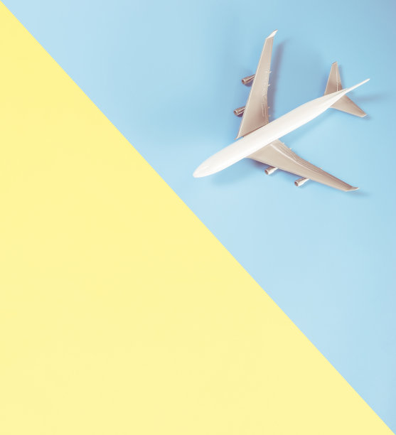 玩具飞机在蓝黄上环游世界图片下载