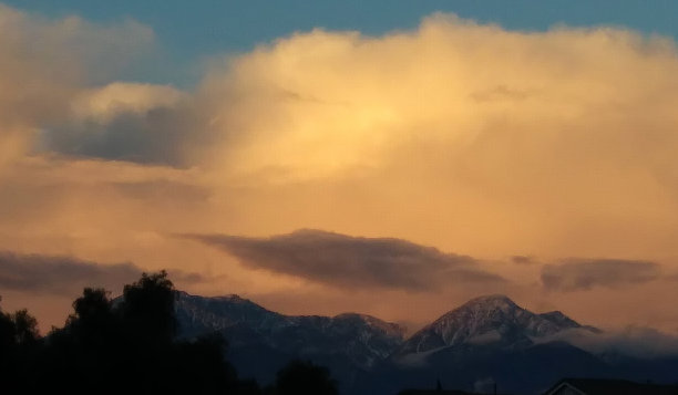 山上的橙色云图片下载