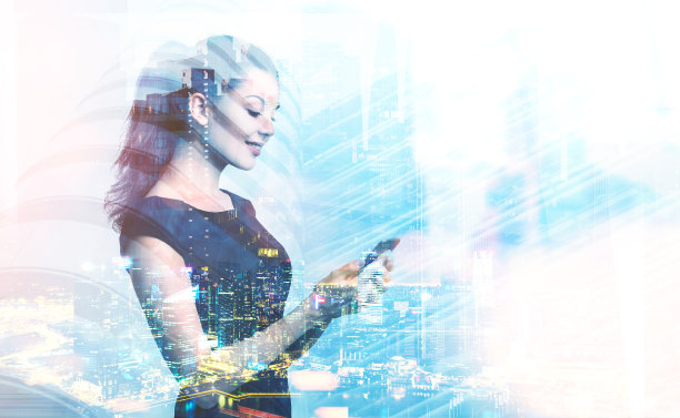 夜城里拿着智能手机的女商人图片下载