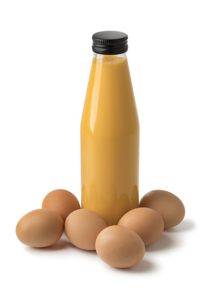 瓶装传统荷兰鸡蛋利口酒和鸡蛋图片下载