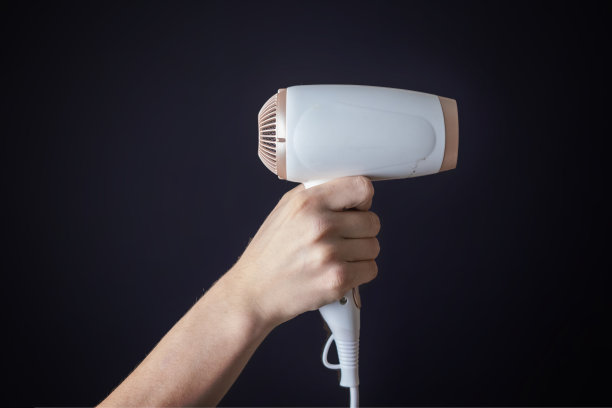 人手持白色吹风机孤立b图片下载