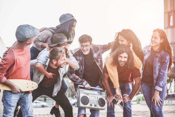 一群快乐的朋友在城市的街道上玩-年轻的千禧一代一起出去-千禧一代，青年和社会生活方式的概念-关注正确的男人的脸图片下载