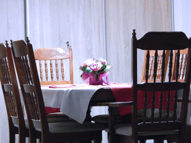 餐桌上有一束花图片下载