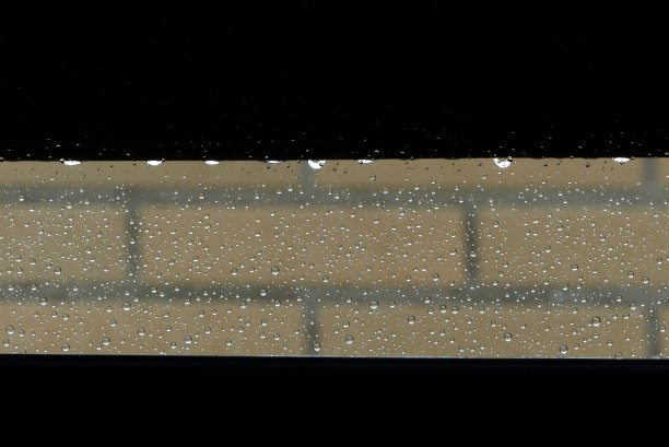 雨水有水滴在白色瓷砖上图片下载