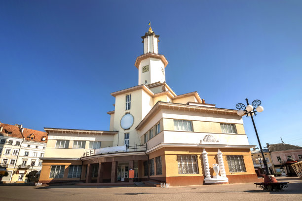 2016年夏天，乌克兰伊万诺-弗兰基夫斯克市中心。装饰艺术风格的市政厅建筑建于1935年图片下载