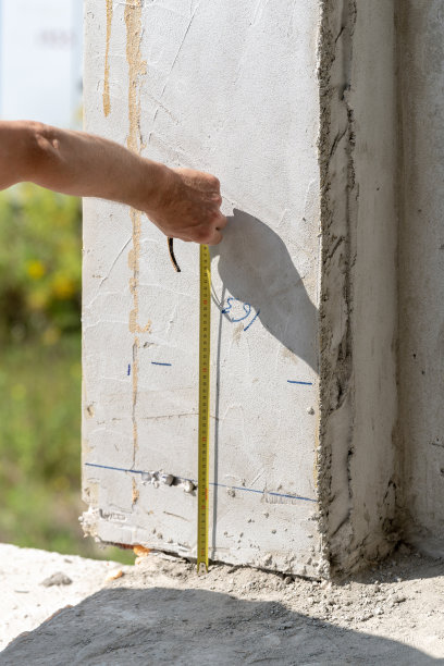 更换和安装窗口。垂直照片的成人杂务工使用轮盘赌磁带来测量窗户的开口大小图片下载