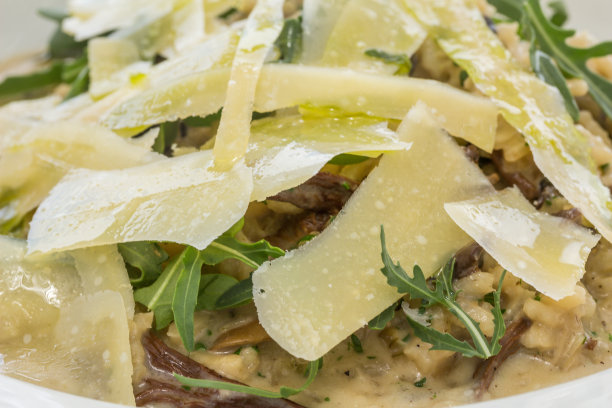 蘑菇意大利调味饭配帕尔马干酪和火箭-图片图片下载
