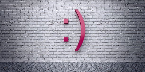 蓝白墙上的笑脸符号图片下载