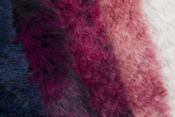 多色织物样本为背景。图片下载