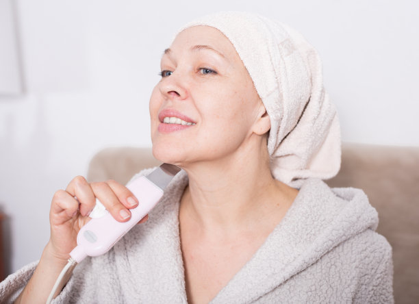 女人做超声波清洗图片下载