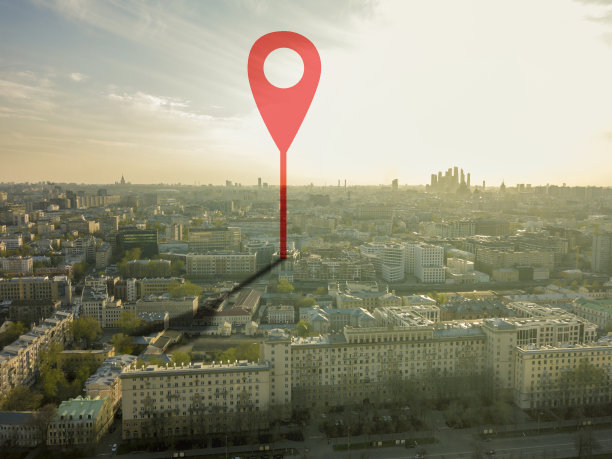 航拍的标志指向欧洲城市的街道在日落b图片下载