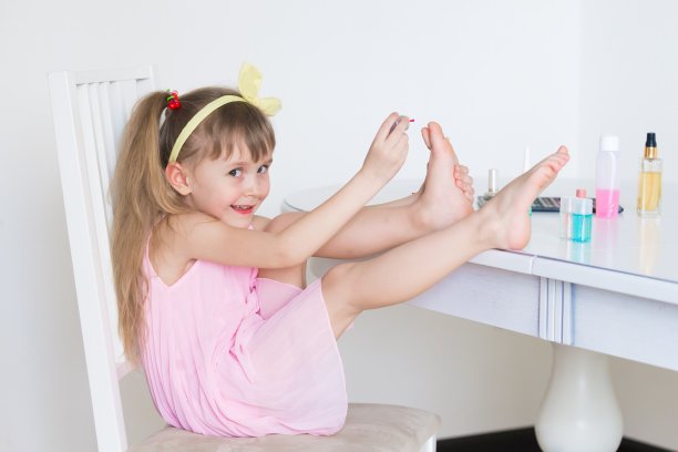 女孩,画指甲图片下载