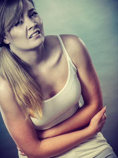 女人肚子痛。图片下载