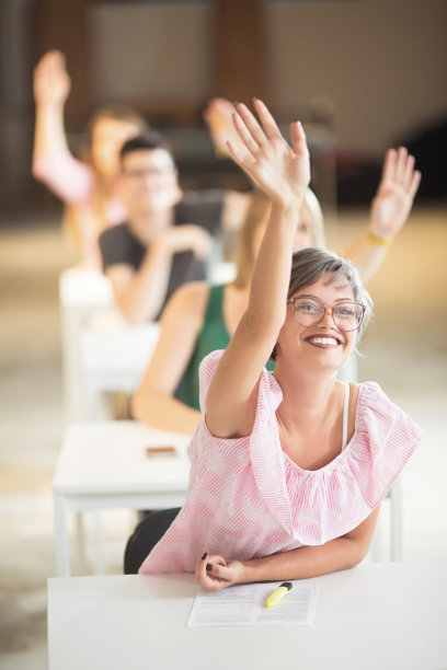 年轻的学生一起在教室里图片下载