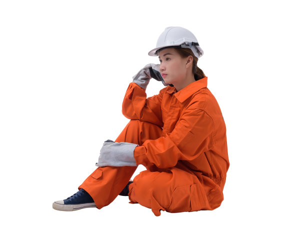 全身肖像的一个女工在机械连身衣是坐在孤立的白色背景图片下载
