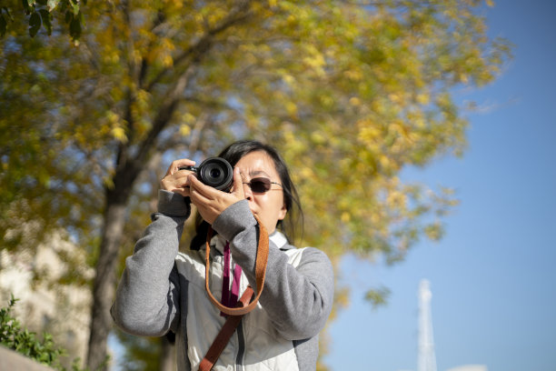 女摄影师用相机拍照图片下载