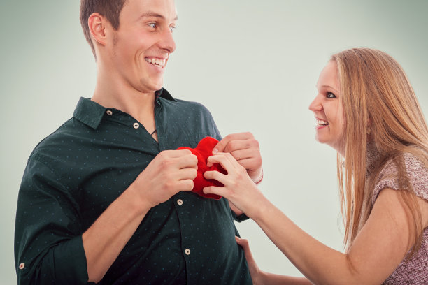 一对可爱的情侣鬼混，玩得很开心图片下载