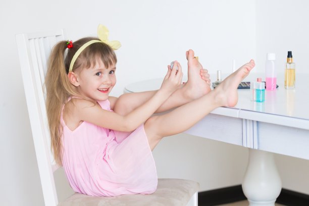 女孩,画指甲图片下载