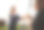 一名小学女生在教室里给她的女老师送礼物，特写图片下载