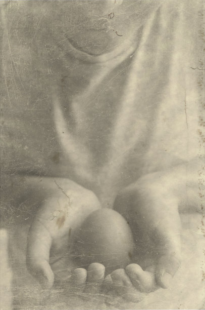 孩子的手拿着一个鸡蛋图片下载