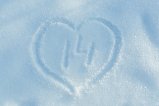 画在雪地上的数字14被一个心形的框子包围着。图片下载