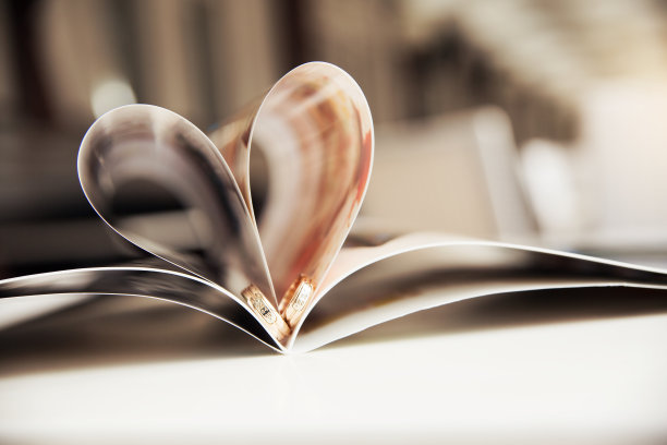 结婚戒指在心中。图片下载