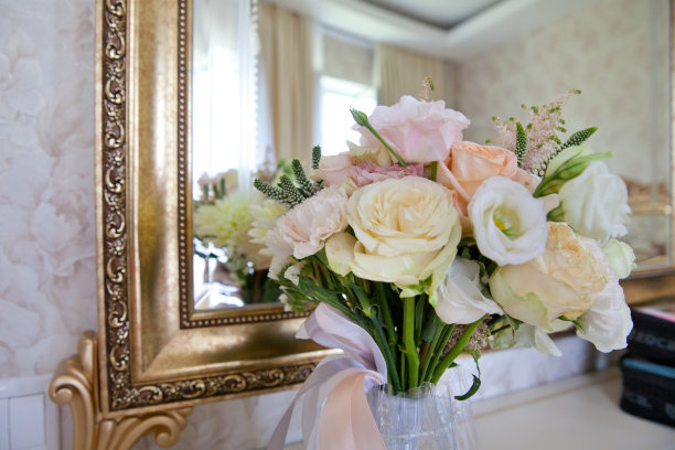 在镜子前放一束花。图片下载