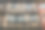 老房子的正面有窗户和百叶窗。图片下载