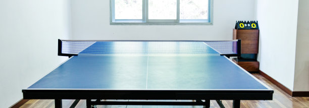 游戏室里的乒乓球桌图片下载