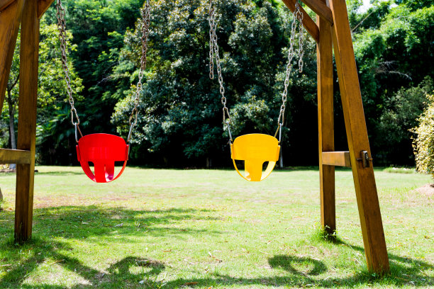 公园里空荡荡的秋千图片下载