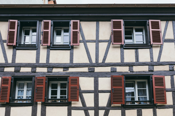 老房子的正面有窗户和百叶窗。图片下载