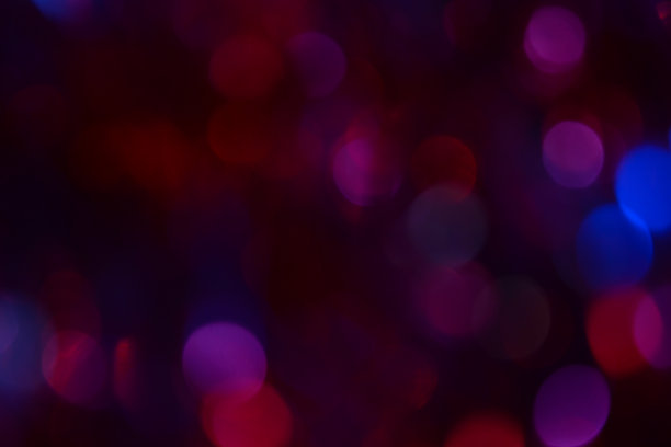 散景。节日的背景。圣诞灯。闪闪发光。散焦蓝宝石。新年的背景。节日的壁纸。眨眼。狂欢节。散景复古风格照片。紫罗兰。红色的。蓝色的。图片下载