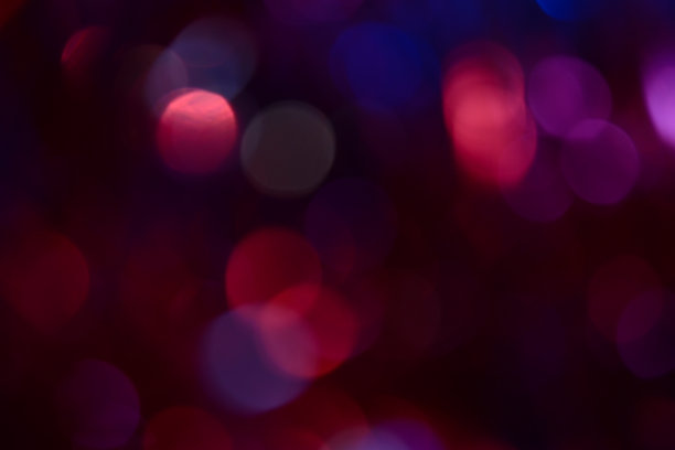 散景。节日的背景。圣诞灯。闪闪发光。散焦蓝宝石。新年的背景。节日的壁纸。眨眼。狂欢节。散景复古风格照片。紫罗兰。红色的。蓝色的。图片下载