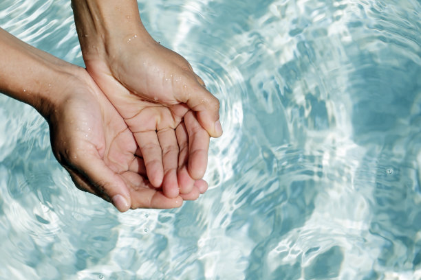 女人手里拿着清水图片下载