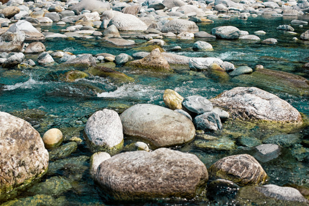 长曝光摄影从流动的河水在瑞士图片下载