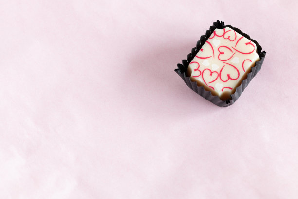 粉红色背景上的果仁糖。图片下载