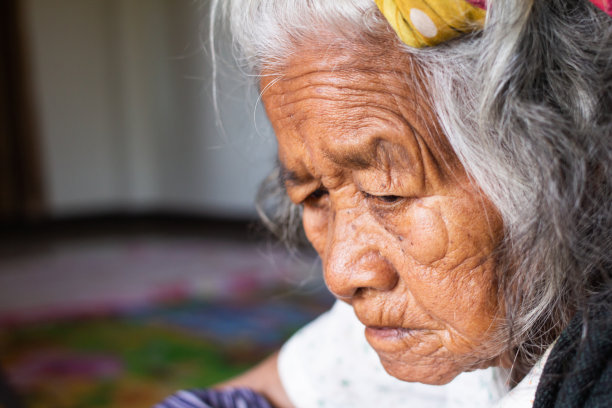 特写老年妇女。独自在家面对悲伤图片下载