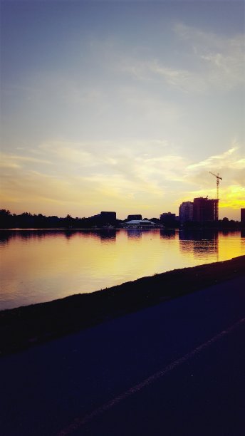 陶湖上的一天结束(垂直照片)图片下载