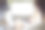一个拿着笔记本电脑坐在黑屏办公桌前的男人图片下载