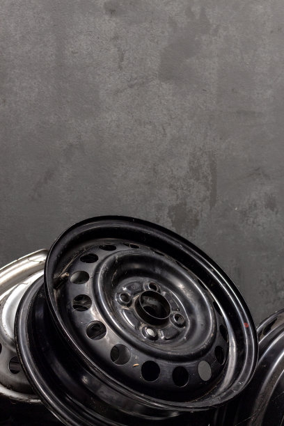 特写车轮车与软焦点和在背景过光图片下载