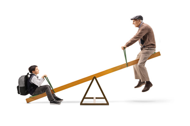 一个小男孩在和他爷爷玩跷跷板图片下载