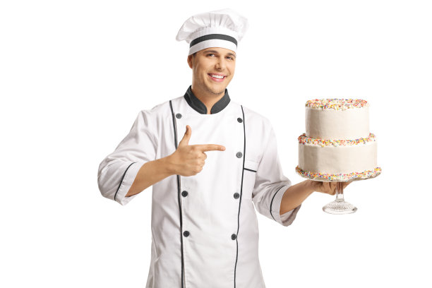 兴高采烈的男厨师拿着一块蛋糕，指着它图片下载